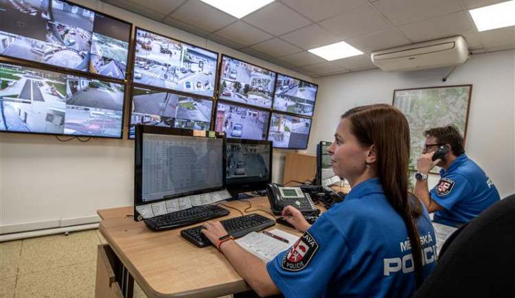 V parku u jihlavského nádraží se prali a škrtili dva mladí muži. Důvodem byla krádež dokladů a peněz