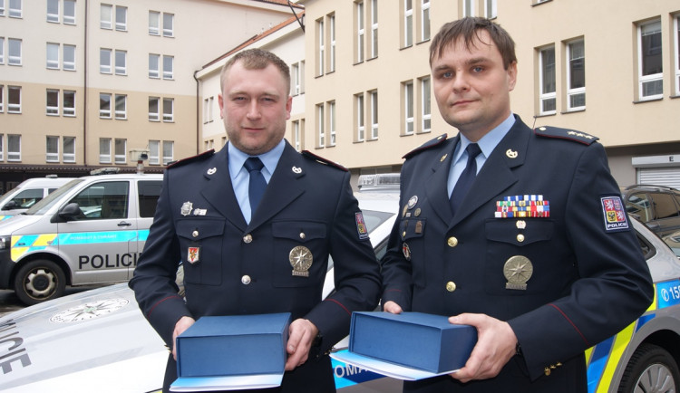 Desetiletý cyklista boural, krvácel a upadal do bezvědomí. Pomohli mu dva policisté, ti byli dnes oceněni