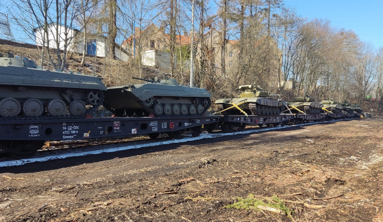 Z Jihlavy rovnou do války. Po dohodě s NATO odjely z městského nádraží české tanky a transportéry