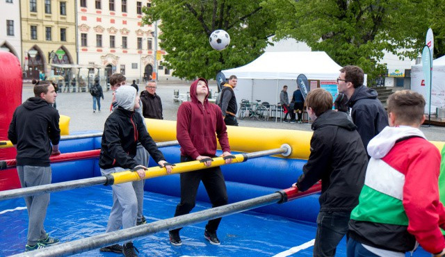 Přijďte si dnes zasportovat na jihlavské náměstí. V nabídce je třeba nadživotní stolní fotbal, kubb či mölkky