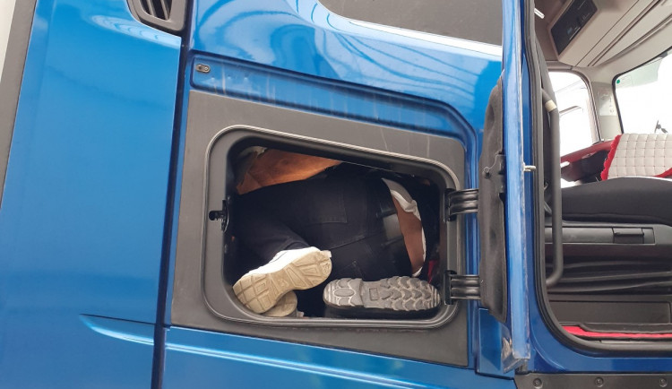 VIDEO: Celníci ve Stříteži zastavili řidiče z Turecka. Během kontroly se rozplakal, pod postelí vezl dva migranty