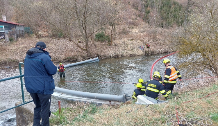 VIDEO: V Jihlavě unikla ropná látka do kanalizace. Naštěstí jen „jako", šlo o taktické cvičení