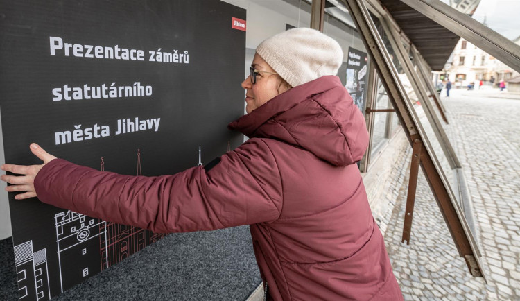 Konec prázdným a nevzhledným výlohám na jihlavském Prioru. Město v nich informuje o revitalizaci náměstí