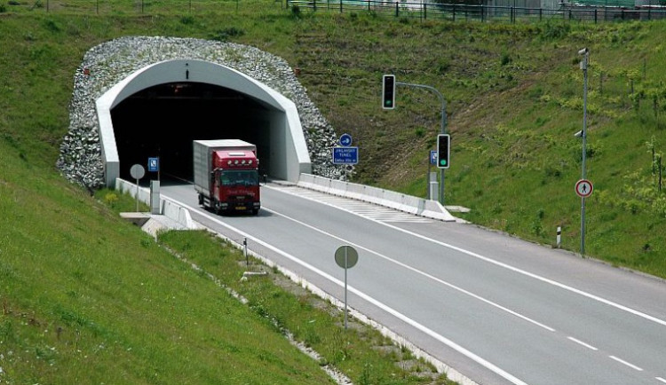 Jihlavu čeká dopravní peklo, už za týden odstartuje dvouměsíční uzavírka Jihlavského tunelu. Kudy po objížďce?