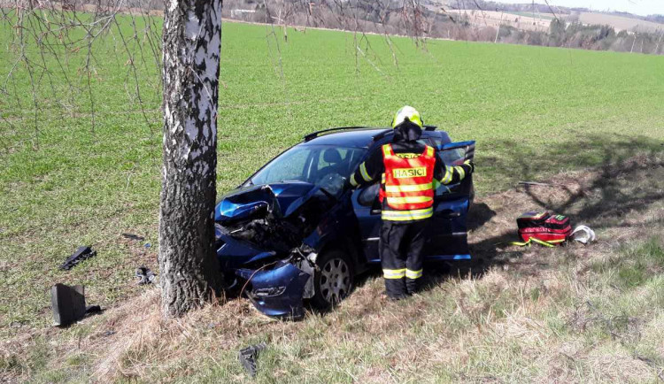 Řidič osobního auta u Čakovic narazil do stromu a zranil se. Byl transportován do nemocnice