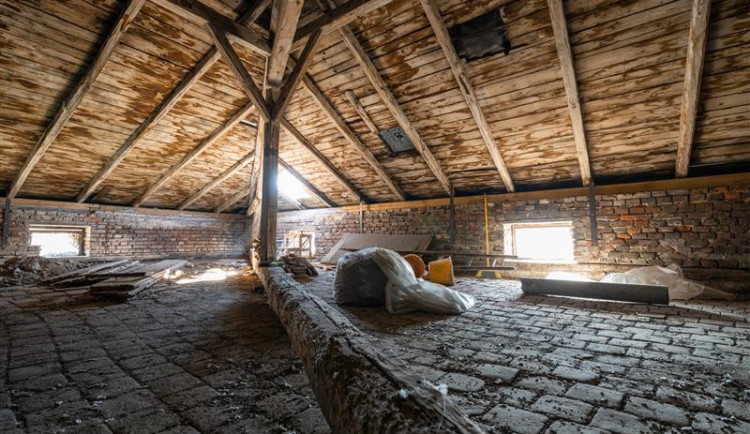 V Brněnské se objeví velký jeřáb, ulice se na 15 dní uzavřela řidičům. Objížďka vede ulicí Čajkovského