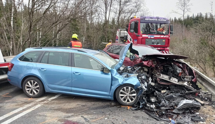 Tragická nehoda u Humpolce: Čelní střet v protisměru si vyžádal život spolujezdkyně