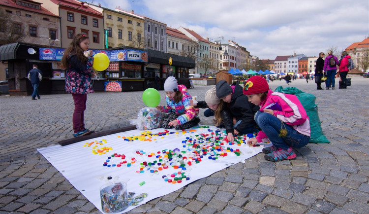 Popelářský vůz, maxipuzzle, zásady třídění, brýle pro Afriku. Jihlava dnes oslaví Den Země