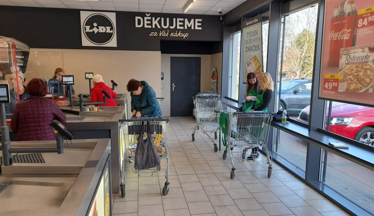 Jihlavská Charita věnuje seniorům a nemocným půl tuny potravin a drogerie. Slabší výsledek sbírky se dal čekat, říká koordinátorka