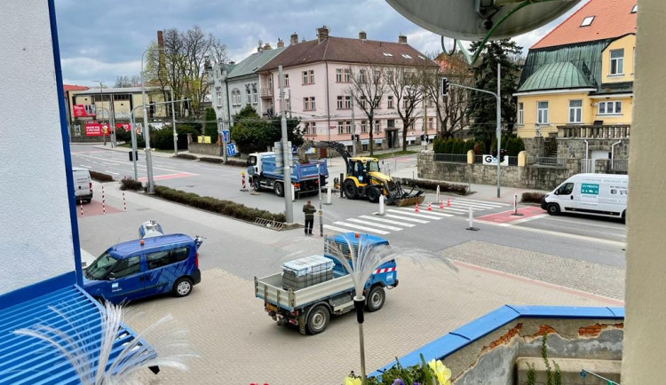Lidé u jihlavského nádraží jsou bez vody, oprava se protáhne na několik dní. Jsou přistaveny cisterny