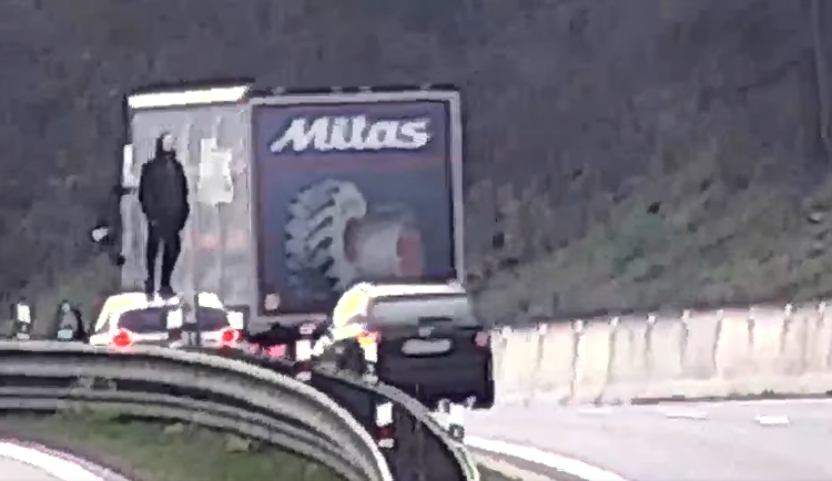 VIDEO: Řidiči na D1 došlo palivo, vylezl na střechu auta a mával na okolí. O kus dál zastavil znovu, kvůli defektu