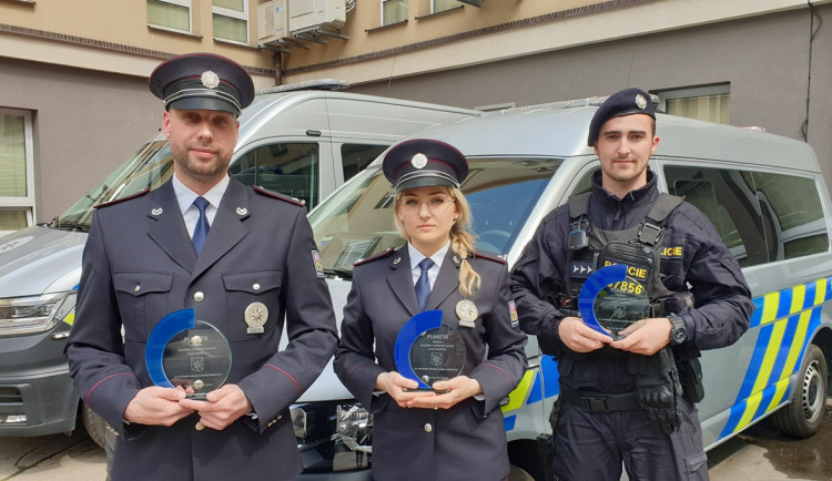 Čtyři policisté byli ocenění, zachránili život muži, co chtěl v Jihlavě skočit z mostu. Zásadní byla nabídka cigarety