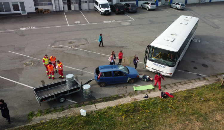 FOTO: Střet osobáku s autobusem, 25 zraněných, jedno úmrtí. To je výsledek taktického cvičení IZS Horizont 2022