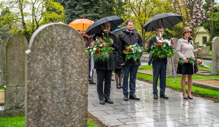 Pieta na jihlavském hřbitově. Zástupci města uctili památku padlých vojáků a připomněli si konec války