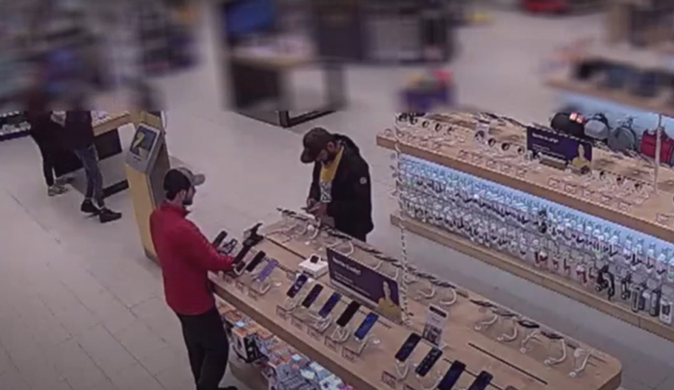 VIDEO: Krádež iPhonu za 20 tisíc v Jihlavě v přímém přenosu. Neznáte tři muže na videu?