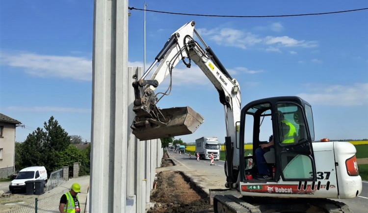 FOTO: U Radostína už roste protihluková stěna. Podívejte se, jak to teď na stavbě vypadá