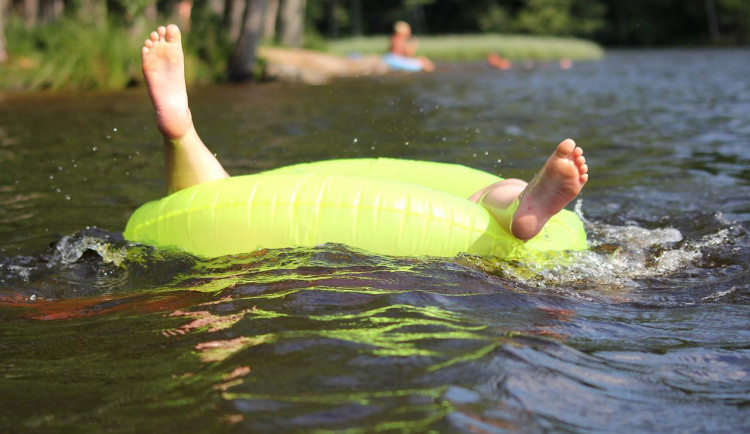 Rybník u Aventinu bude mít lepší zázemí. Pro relax i koupání poslouží dvě nová mola