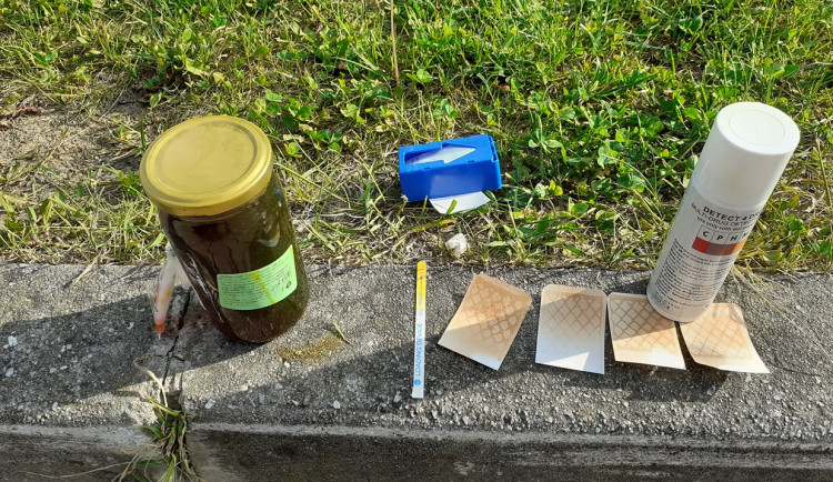 Řidič na D1 převážel Efedrin a tekutinu, zřejmě amfetamin. Je to lék na zažívání pro mého kamaráda, hájil se