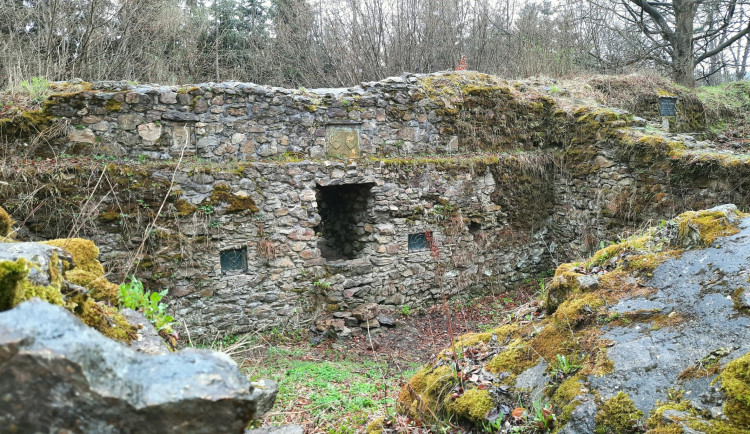 Tip na výlet: Tajemný hrad Ronovec s řadou pověstí. Třeba o generálovi ve zdobené rakvi s pokladem