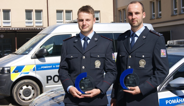 Muž vypil lahev vodky a šel se oběsit. S promodralým obličejem a v bezvědomí ho našli dva policisté