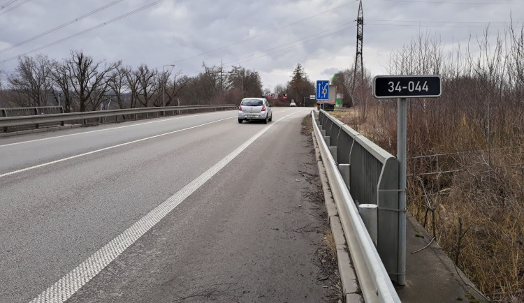 Náročnější cestování na I/34. U Havlíčkova Brodu dnes začala oprava dvou mostů