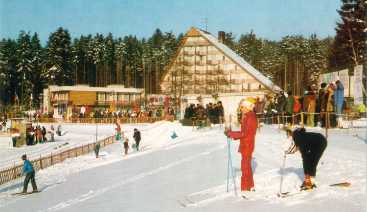 FOTO: Nepřehlédnutelný Hotel Ski funguje už půl století. Prohlédněte si historické fotky, jak se proměnil v čase