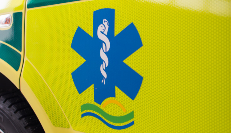 Řidič simsonu se po střetu s osobním autem vážně zranil, musel být letecky transportován do nemocnice