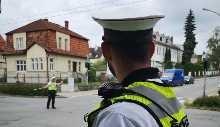 FOTO: Čtrnáct policistů včetně dvou žen dnes soutěžilo v Jihlavě. Ukázali se na křižovatce i na polygonu