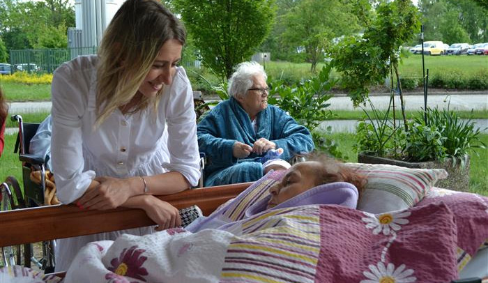 Na kus řeči nebo s nástrojem a lidovkou. Pacienty jihlavské nemocnice opět potěšili dobrovolníci