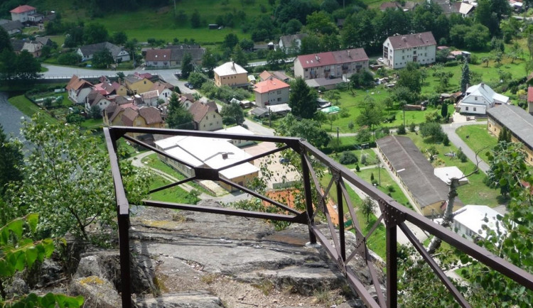 Tip na výlet: Nad Vírem se majestátně tyčí skála Klubačice. Nabízí lákavé výhledy do okolí