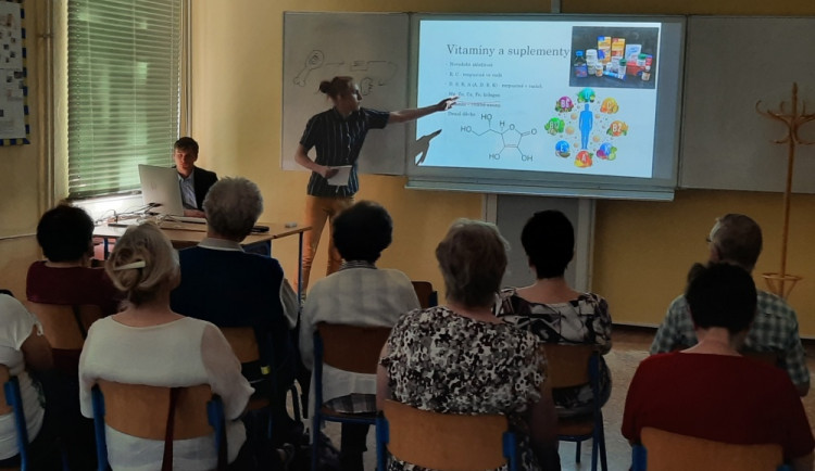 Univerzitu třetího věku čeká poslední letošní přednáška. Měli jsme skvělé ohlasy, těší organizátory z gymnázia