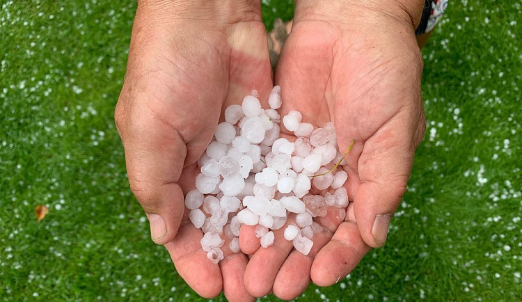 Meteorologové: U Třebíče se objevila izolovaná supercela. Padají až dvoucentimetrové kroupy