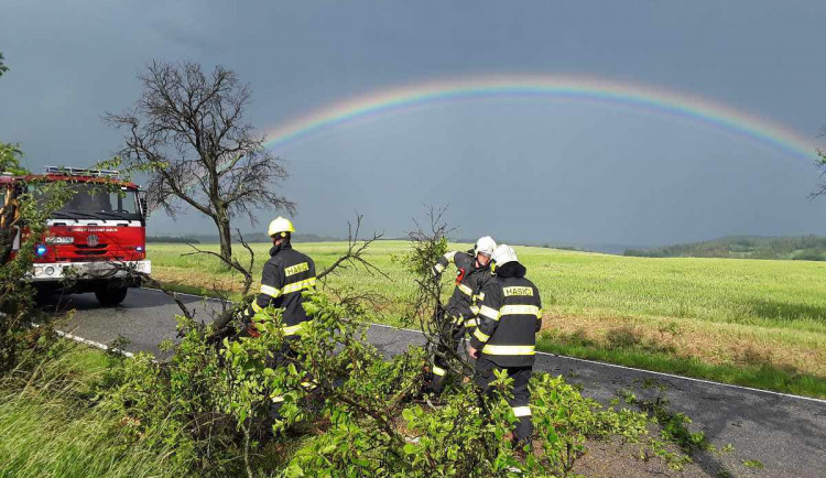 FOTO: Devadesát zásahů, nárazový vítr, supercela. Hasiči na Vysočině mají za sebou těžkou službu
