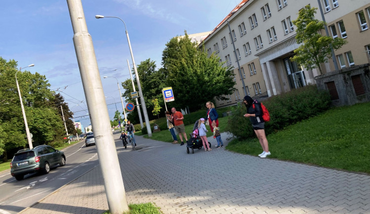 Na zastávkách v Jihlavě chybí lavičky, stěžuje si seniorka. Všechny renovujeme a vracíme zpět, ujišťuje radnice