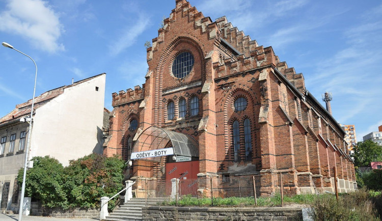 Dříve sklad německé armády, teď tržnice. Blýská se synagoze ve Velkém Meziříčí na lepší časy?