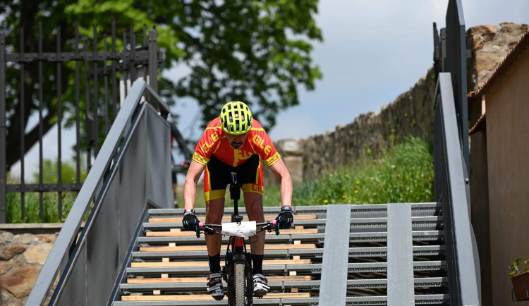 Cyklistická čtyřiadvacítka byla předčasně ukončena kvůli vážnému zranění závodníka. Měl by být mimo ohrožení života