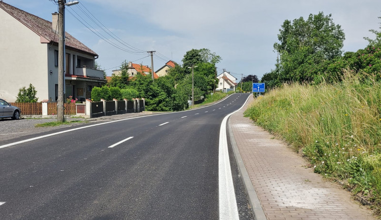 FOTO: Už žádné objížďky. Na průtah Starou Říší se po opravě vrátili řidiči