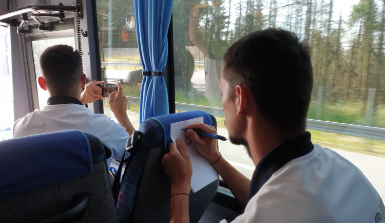 Policie v autobuse dnes hlídkovala na D1. Řada nepřipoutaných řidičů za jízdy telefonovala