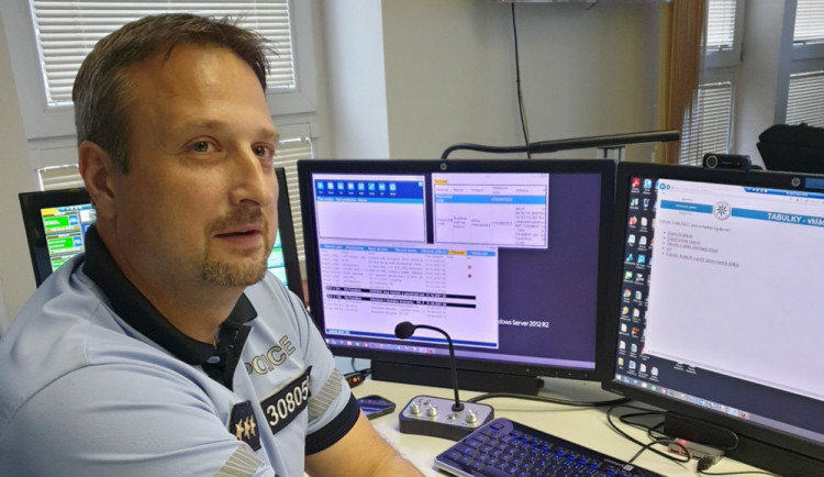 Cizinci v dodávce se po cestě udělalo špatně. Tísňové volání z Polska vyřešili policisté na Vysočině