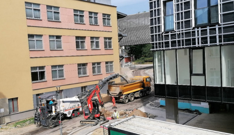V areálu pelhřimovské nemocnice se položí nový asfalt. Pro řidiče jsou určeny tři vjezdy