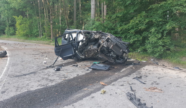 Osmnáctiletý řidič nezvládl řízení a boural, tři lidé se zranili, z toho dva těžce. Policie hledá svědka na kole