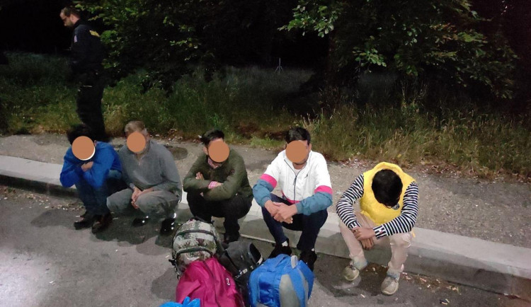 VIDEO: V kamionu s nábytkem jelo pět migrantů. Rozřezali plachtu ve stropě, otvory pak přelepili