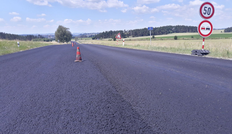 FOTO: U Vladislavi je položený nový mikrokoberec. Omezení pro řidiče tak brzy skončí