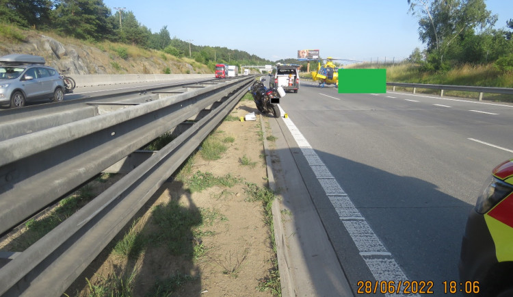 Motorkář na D1 se vyhýbal kamionu a narazil do svodidel, zasahoval vrtulník. Policie hledá svědky vážné nehody