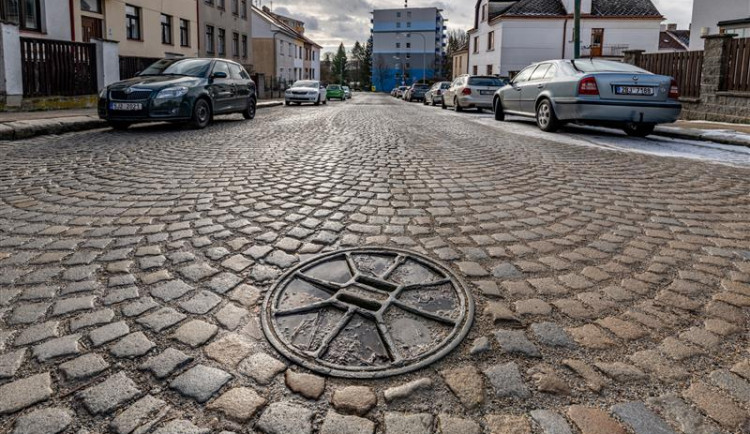 Ulice Bratří Čapků a Seifertova čekají opravy. Žulové kostky nahradí asfalt a betonová dlažba