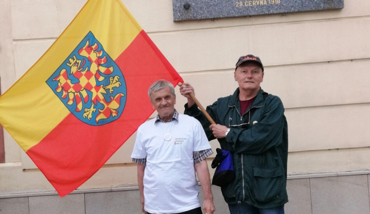 Romská vlajka ano, ale moravská na úterní svátek ne? Město opakovaně nesouhlasí s jejím vyvěšením na radnici