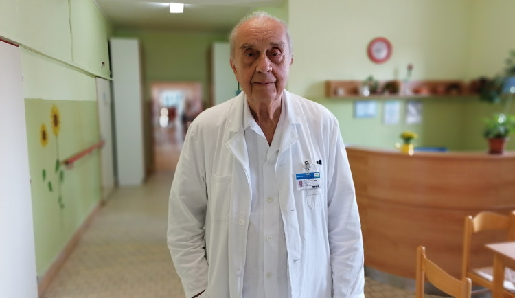 Emeritní primář z pelhřimovské nemocnice slaví 90 let, stále tam slouží. Člověk je spokojený, když v práci vše funguje, říká Leman
