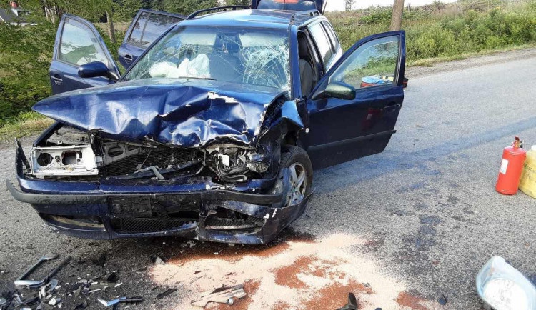 Záchranné složky ráno zaměstnal čelní střet aut. Lékaři ošetřili dva zraněné