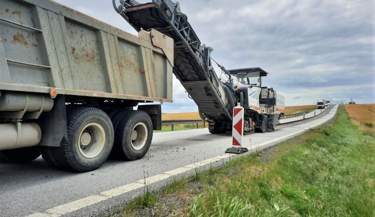 ŘSD zahájilo další dvě opravy, počítejme s kolonami. Podívejte se, jak to na stavbách teď vypadá