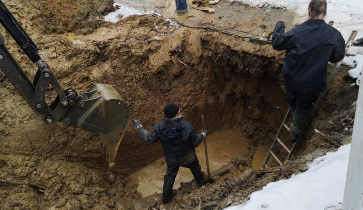 Obyvatelům lokality Na Slunci nepoteče voda. Dopravu v místě mohou zkomplikovat výkopové práce